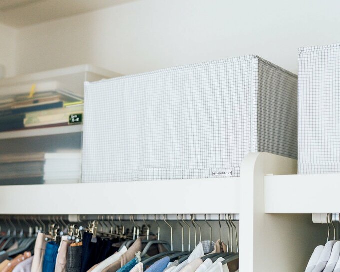 棚の上の白ケース