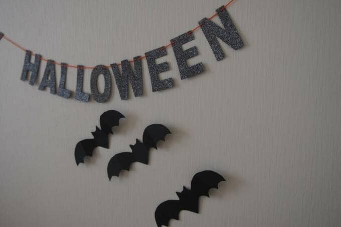 ハロウィン文字とコウモリの飾りつけ