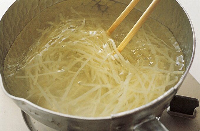 ジャガイモの千切りをゆでる