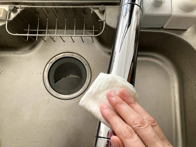 蛇口をふく様子