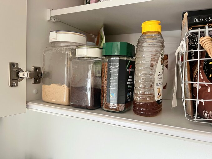 砂糖、コーヒーといった調味料がおかれている