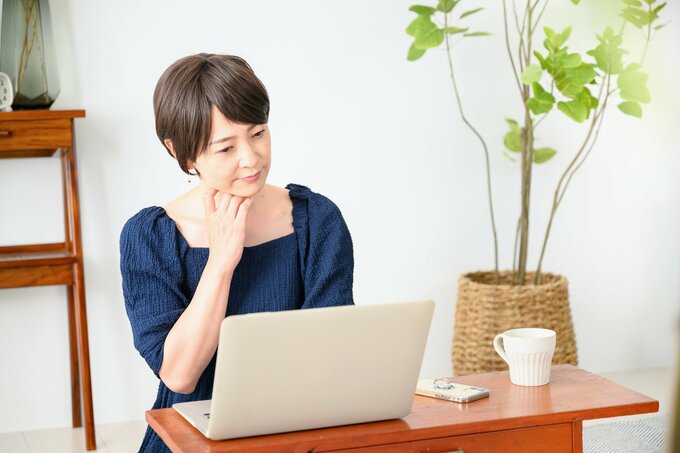 パソコンを見る女性