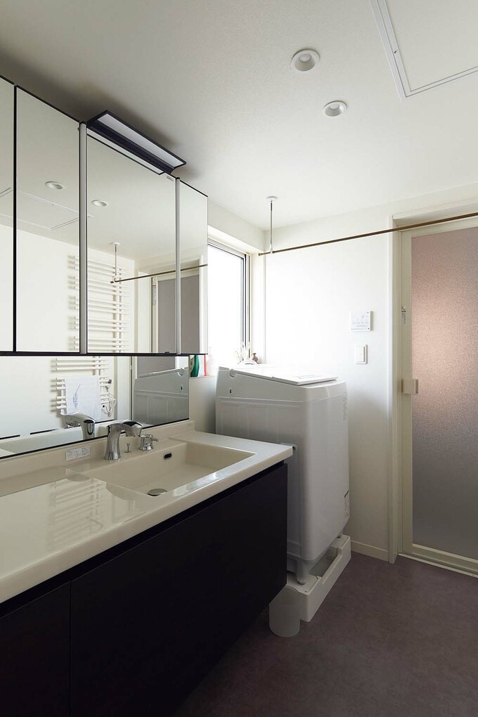洗面カウンターは大きめのものを採用