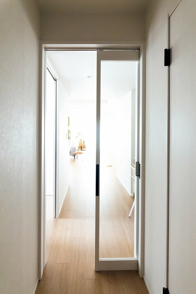 リビングダイニング入り口にはガラス入りの引き戸を