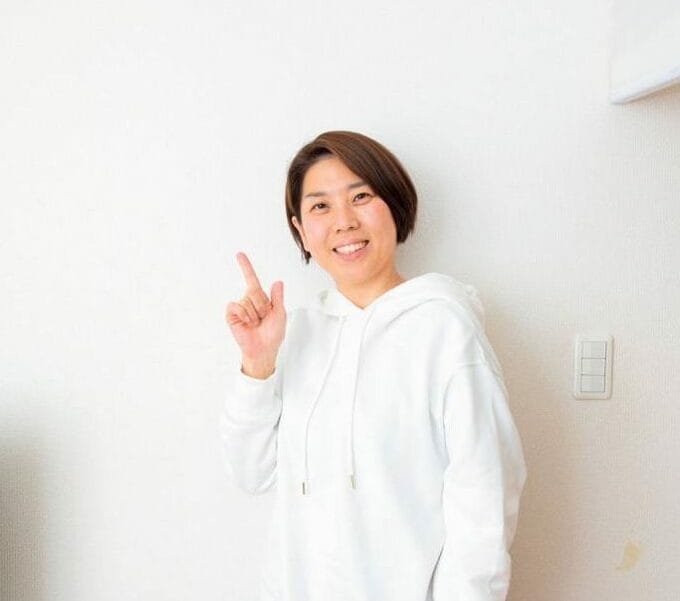 白パーカー女性