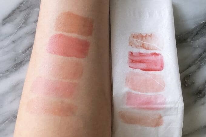 腕とティッシュにリップ