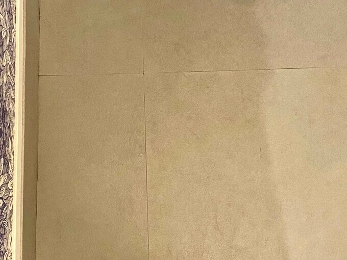 つなぎ目が目立つモルタル調のビニールタイル