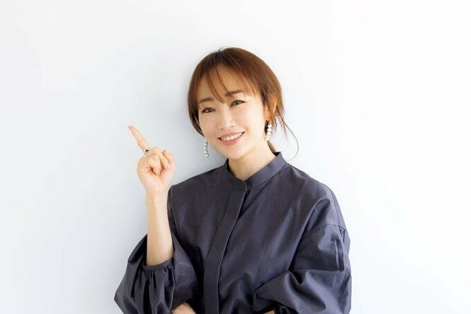 指さし女性