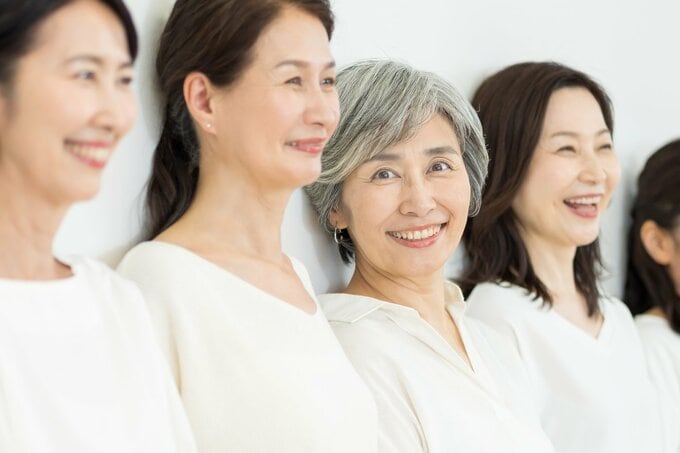 比べる女性