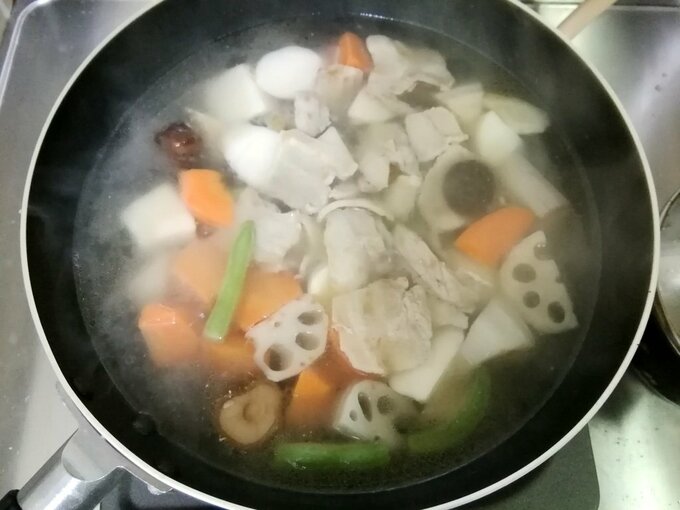 フライパンに水を加えた野菜