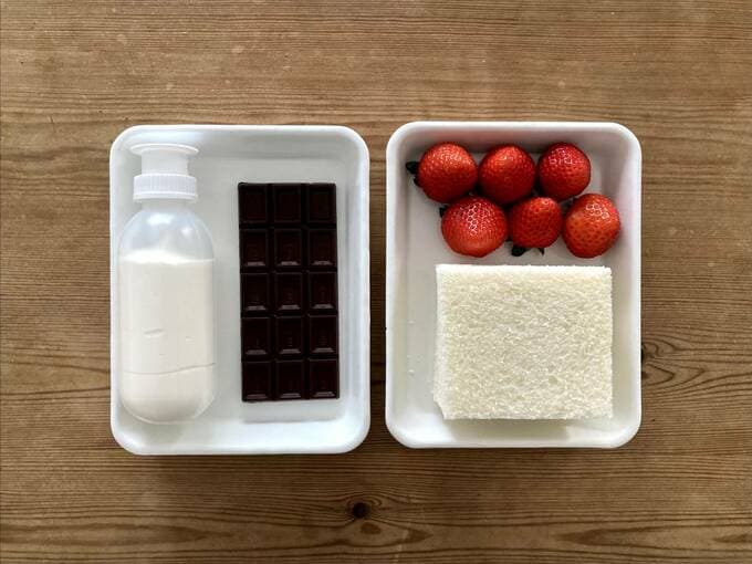 サンドイッチ用食パン(耳なし)、イチゴ、板チョコ、ホイップした生クリーム