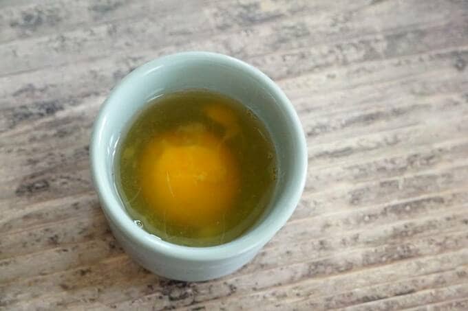 容器に水を入れた様子