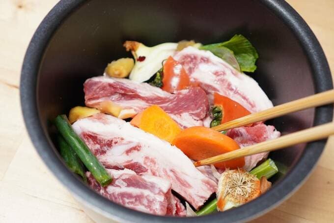 電気圧力鍋に材料を入れる
