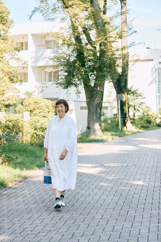 屋外を歩く一田さん