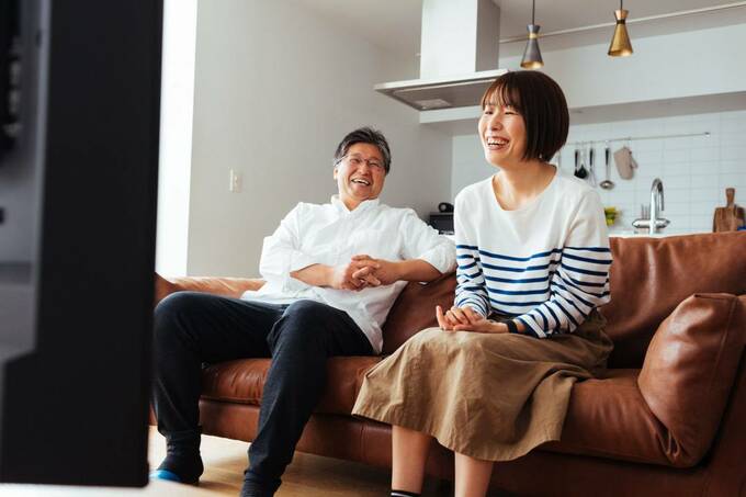 ソファーで談笑する様子