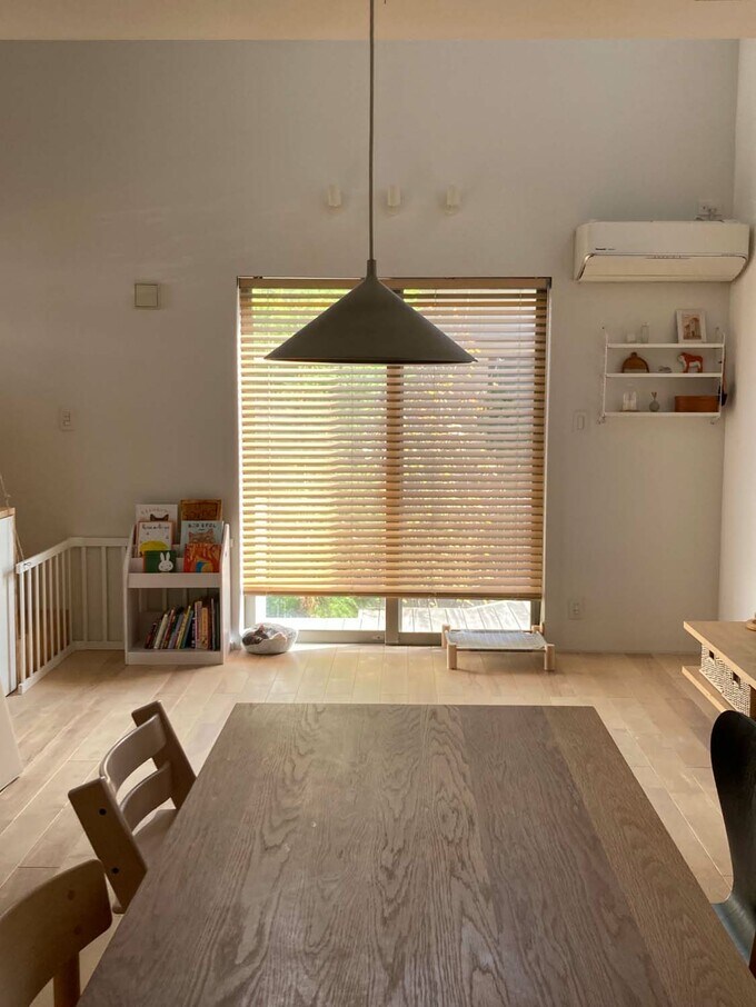 ダイニングからリビングを見る