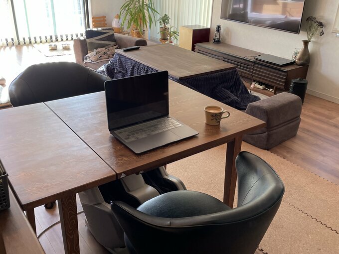 パソコンとテーブル