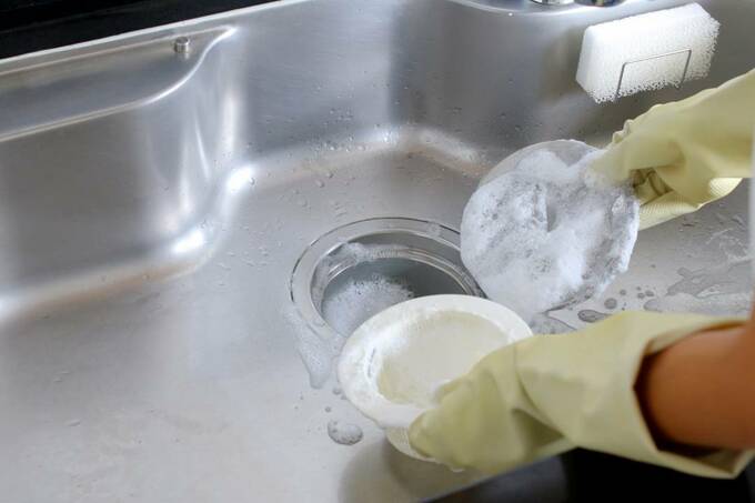 排水口カバーを持つ様子