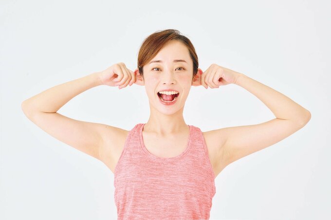 耳を引っ張る人