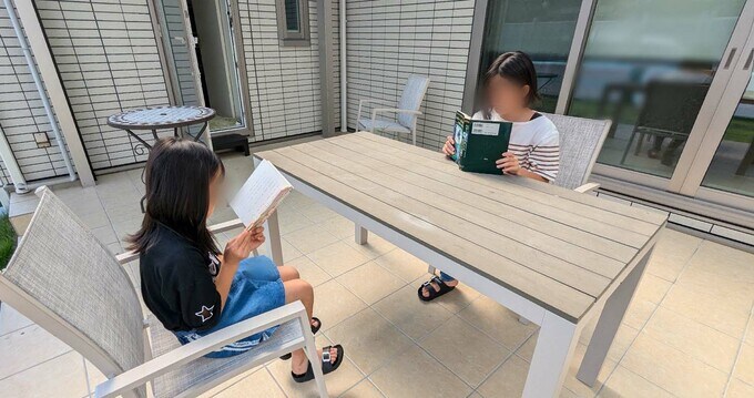 テラスで読書