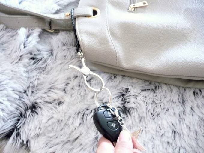 グローブホルダーにクルマのカギをつけています