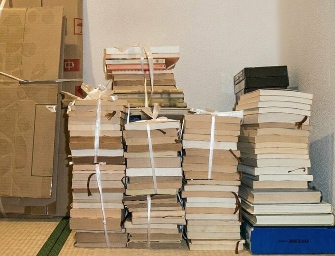 紐で束ねて整理した本