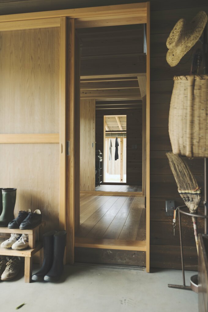 扉を開け放つ様子