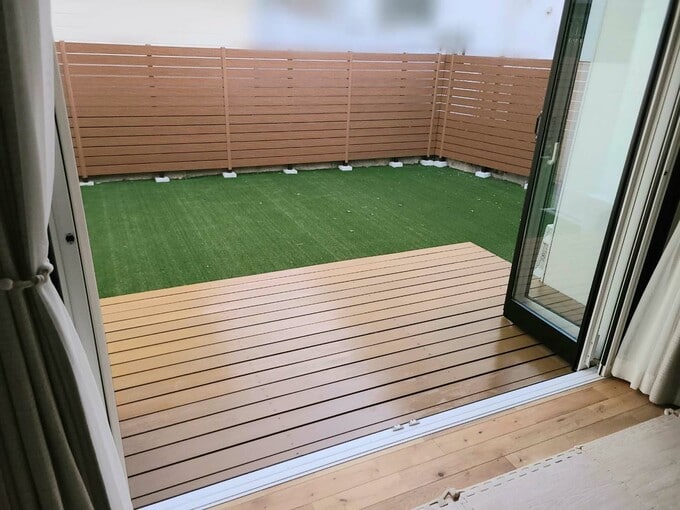 リビングからウッドデッキを見る