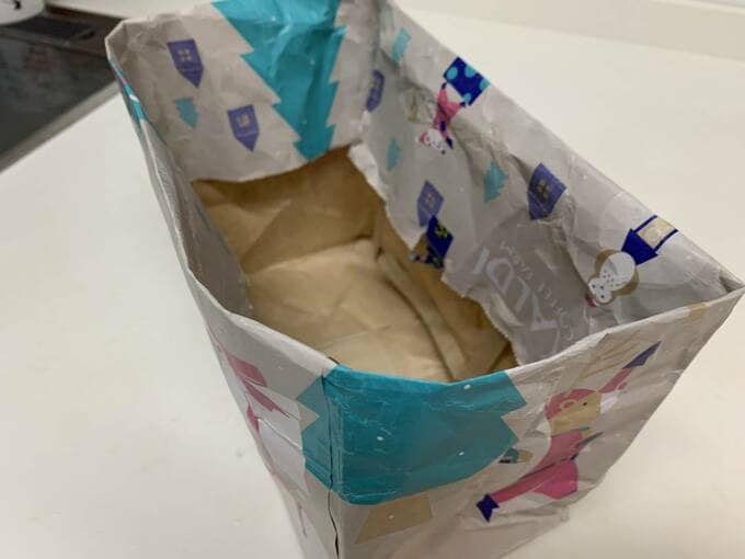 紙袋を内側に折り返す