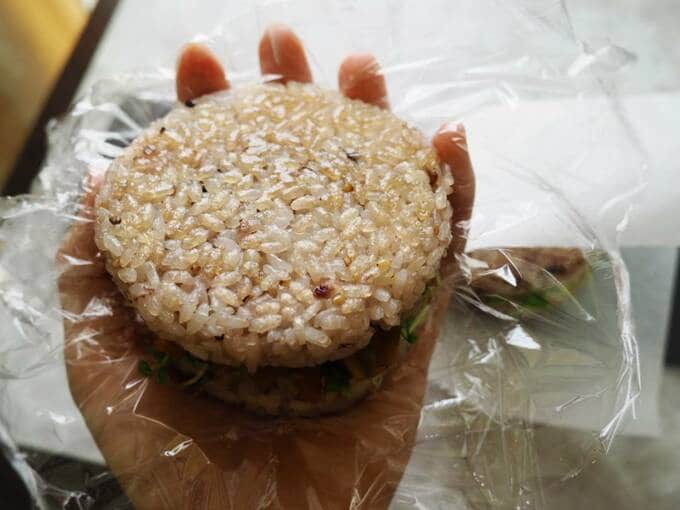 サンドしたものを持つ様子