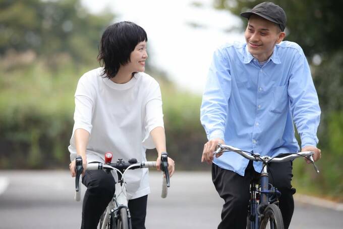 自転車をこぐ男女