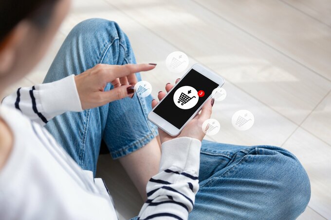 スマホで買い物をする女性