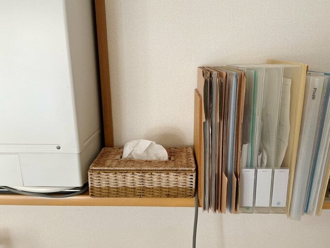 キッチンカウンターの一部に書類を収納