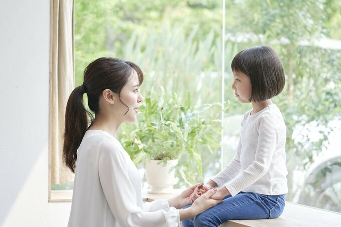 子どもを叱る母親
