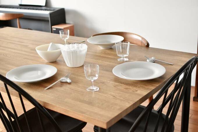 テーブルに食器など