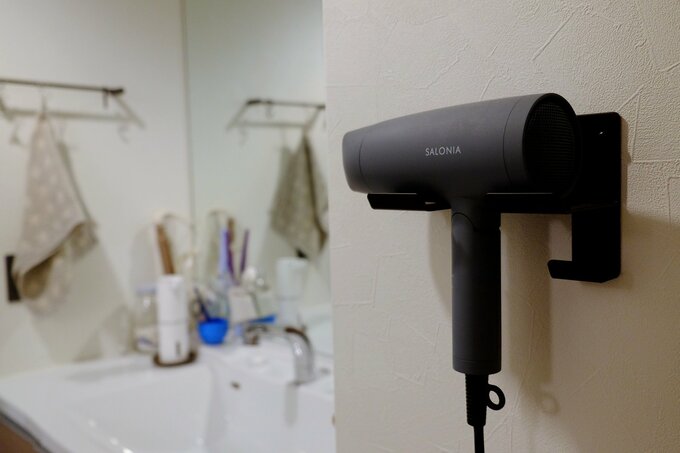 ドライヤーは壁を活用して収納!