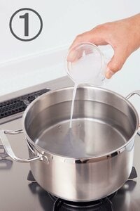 鍋に水と洗剤を入れる