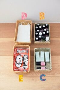 フタつきのカゴを重ねて細かいものもすっきり