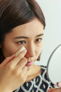 スポンジの先や角を使って塗り、しっかりカバーする