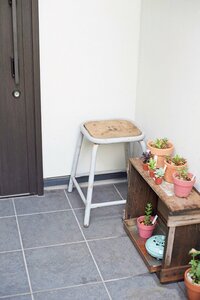 玄関前にもグリーンと手荷物用のイスを用意