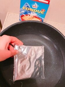 お湯にパックのフォンデュのもとを漬けてやわらかくします