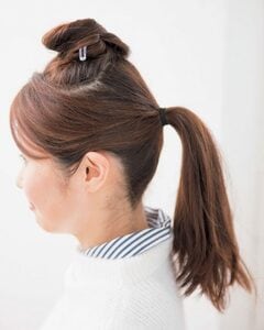 耳の高さでひとつに束ねる