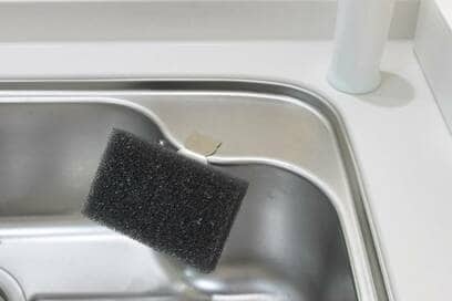 ダイソーのスポンジホルダーが単純なのに最強。ヌメらず衛生的