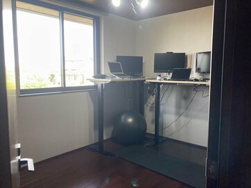 夫も妻もテレワークしやすい平屋の間取り。静音ドアで、WEB会議にも対応済