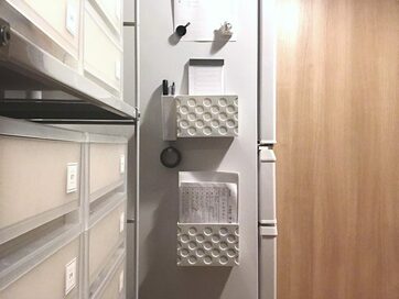 冷蔵庫側面に100円グッズの「賞味期限チェックセット」！家事の時短にも