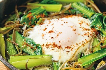 料理家が繰り返しつくる「コマツナ」の保存食。卵と合わせたら即一品完成