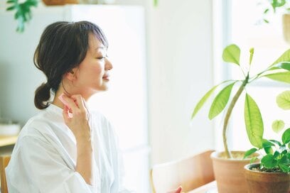 52歳ひとり暮らしが「常備しているもの」。更年期の肌と体力の衰えをケア