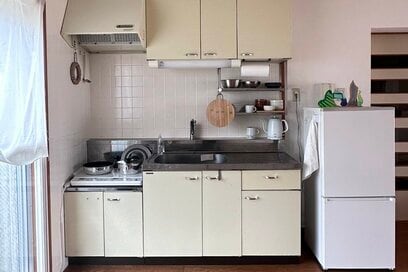 団地で母子3人暮らし。狭いキッチン、冷蔵庫が「すっきり片づく」簡単なコツ5つ