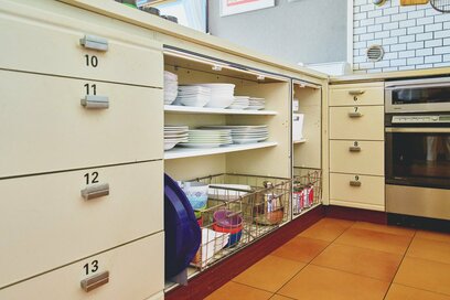 毎日使う「食器棚」の扉はいらない。片づけ上手の収納の工夫