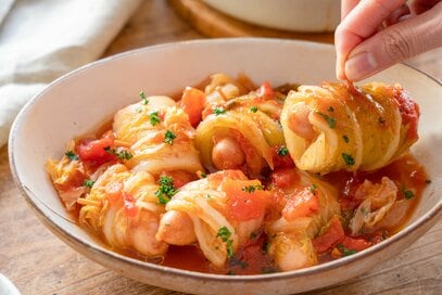 白菜とウインナーで簡単「ロール白菜」。トマトで煮込んで冬のごちそうに